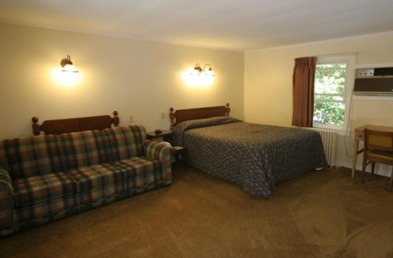 Maple Leaf Motel Schroon Lake Exterior foto